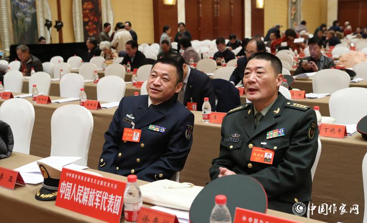 12月1日，第二次全體會議開始前，與會代表徐貴祥、李亞交談。