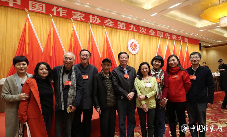 12月1日，第二次全體會議開始前，部分代表合影。