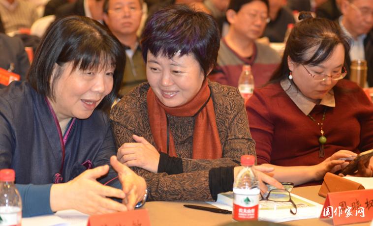 12月1日，作家畢淑敏和周曉楓在會前交談