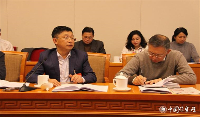 11月30日，黑龍江、四川代表團分組學習討論，代表阿來發(fā)言。