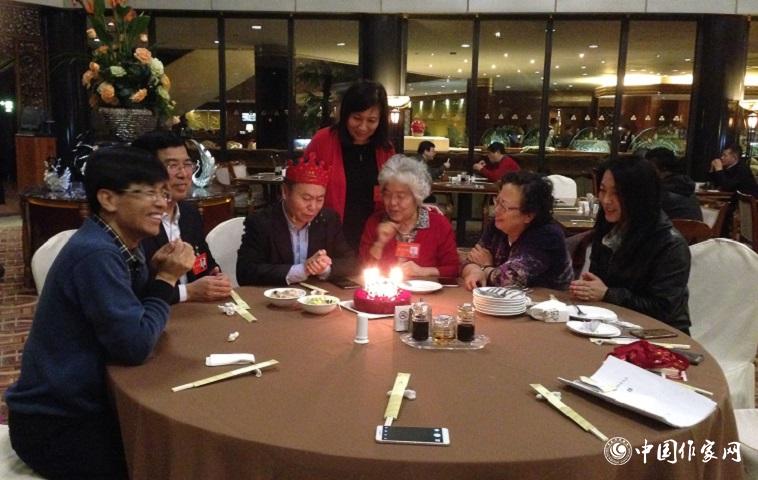 12月1日，代表與工作人員為山東作家譚好哲慶祝生日。
