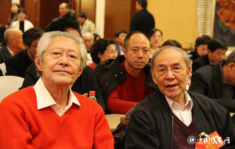 代表束沛德、崔道怡在報告會會場。