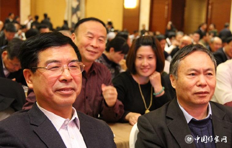 楊學峰、譚好哲等山東作家充滿期待地等待聆聽報告。