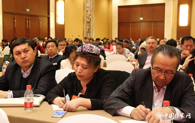 代表們在國際形勢與外交工作報告會上認真記錄。