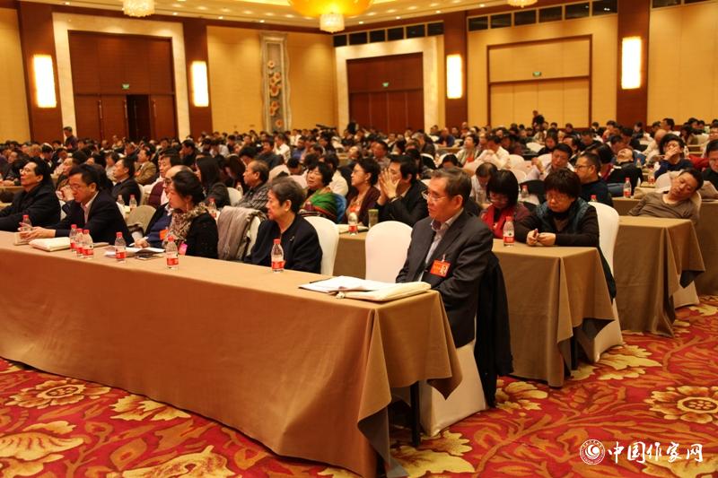 12月2日下午，代表們聽外交部副部長劉振民作報告。