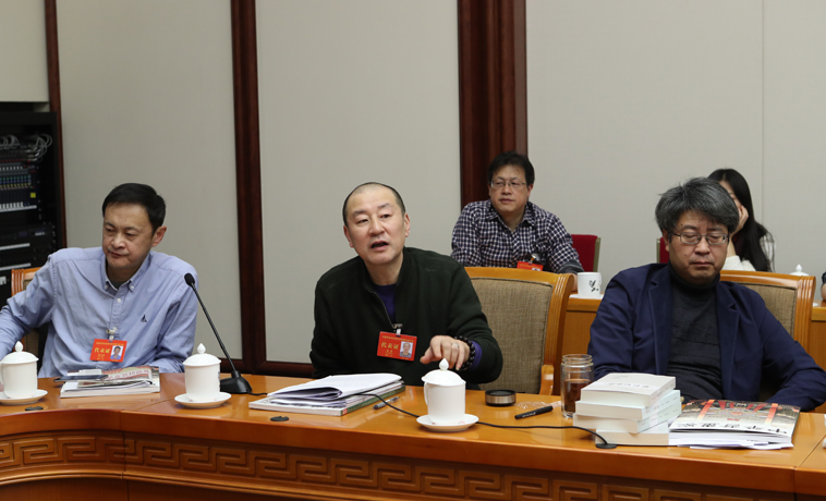 12月1日，黑龍江、四川團分組學習討論，蔣藍發(fā)言。