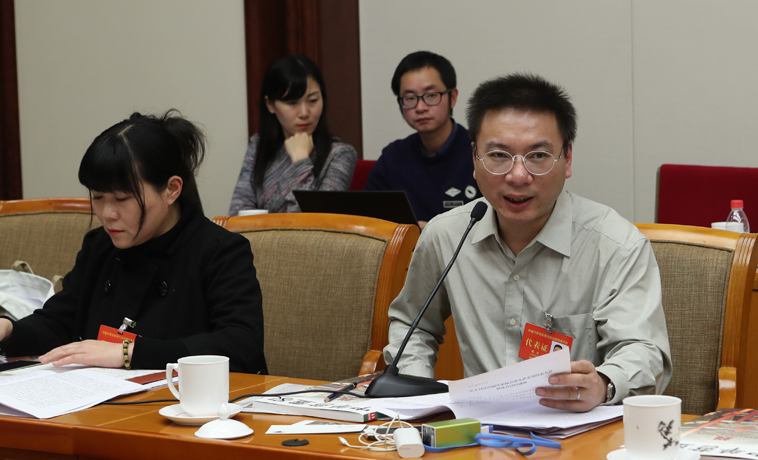 12月1日，上海代表團分組學習討論，路內(nèi)發(fā)言。