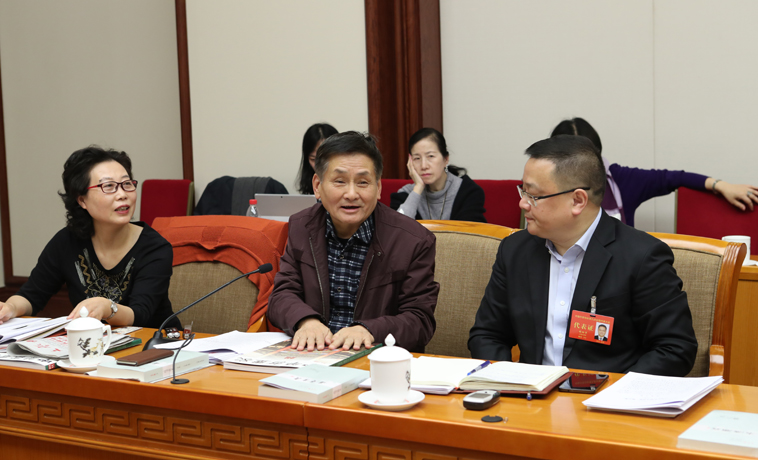 12月1日，上海代表團分組學習討論，葉辛發(fā)言。