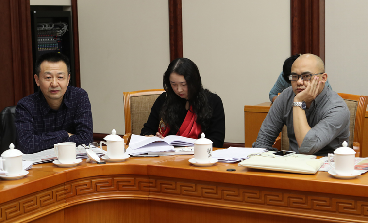 12月1日，江蘇代表團分組學習討論，汪政發(fā)言。