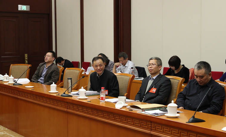 12月1日，福建、湖南團分組學習討論。