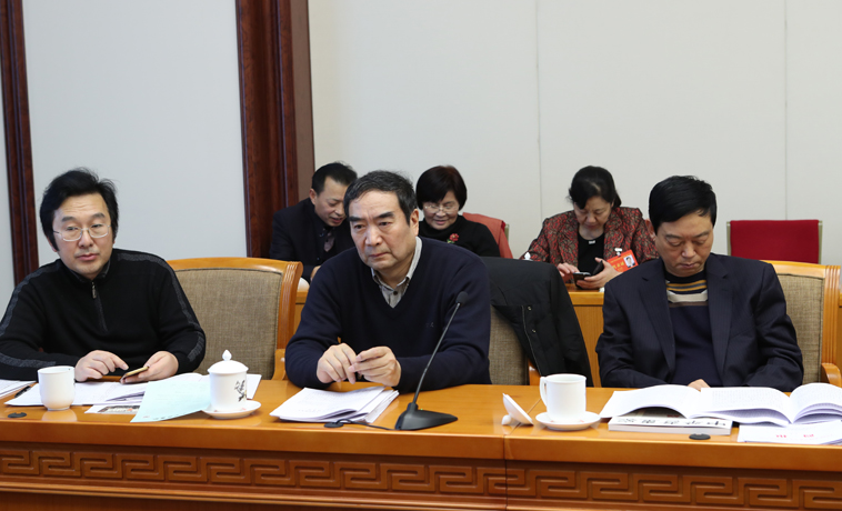12月1日，河南、湖北團分組學習討論。