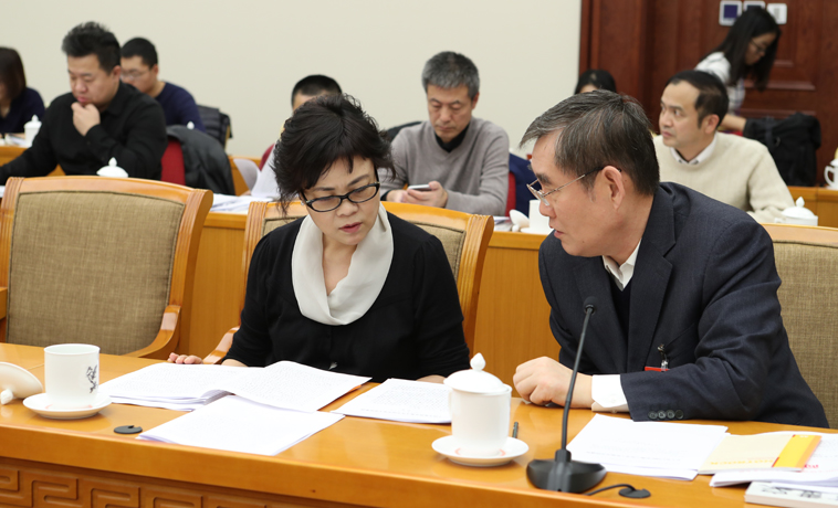12月1日，中國作協(xié)代表團分組學習討論，鐵凝、錢小芊交流。