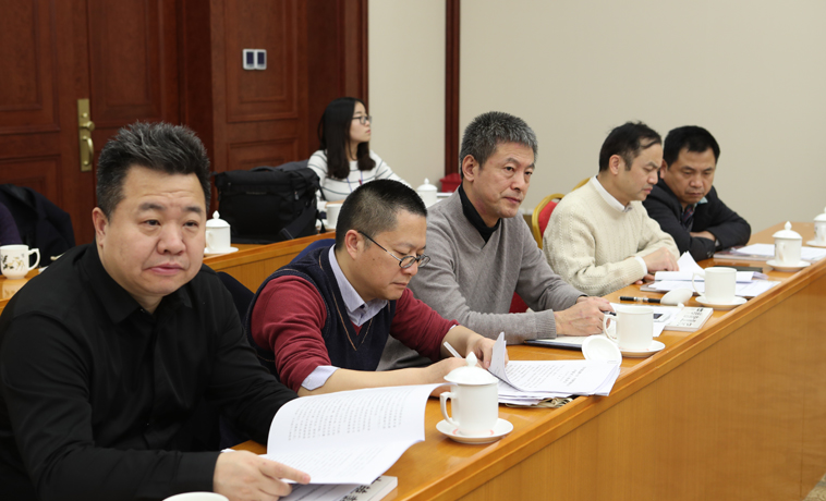 12月1日，中國作協(xié)代表團分組學習討論。