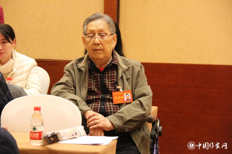 在中國作家協(xié)會第九次全國代表大會第三次全體會議上，代表柳萌認真聆聽。
