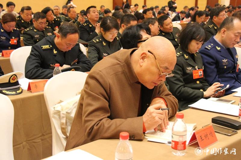 在中國作家協(xié)會第九次全國代表大會第三次全體會議上，代表王樹增認真作筆記。