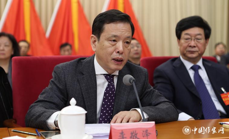 12月3日，中國作協(xié)副主席李敬澤主持閉幕式。