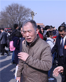 參加全國政協(xié)開幕會(huì)的委員梁曉聲