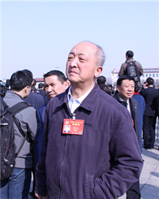 參加全國政協(xié)開幕會(huì)的委員劉冠軍