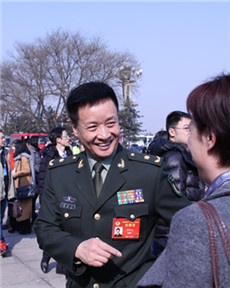 參加全國政協(xié)開幕會(huì)的委員閻維文