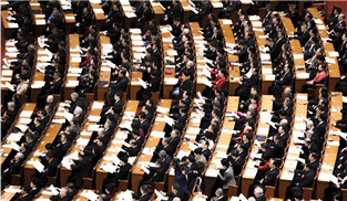 政協(xié)委員們在認(rèn)真聽會(huì)