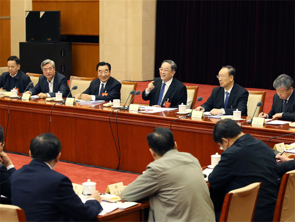 俞正聲看望社會(huì)科學(xué)、新聞出版界委員并參加討論