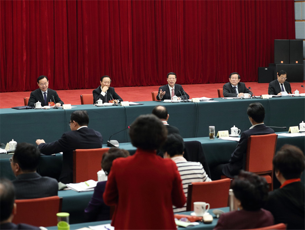 張高麗看望致公、僑聯(lián)、對外友好界委員并參加討論