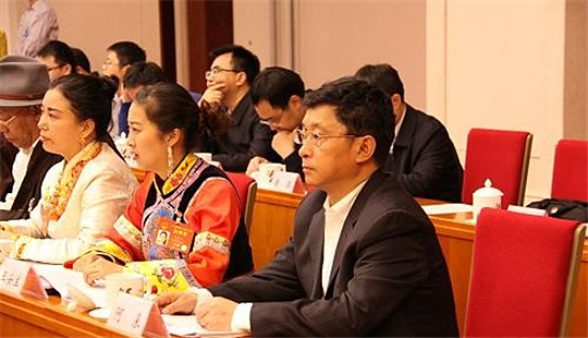 兩會(huì)專訪阿來：文學(xué)要把社會(huì)更寬廣的東西寫出來