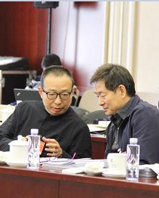 委員潘魯生和濮存昕在小組會(huì)上交談