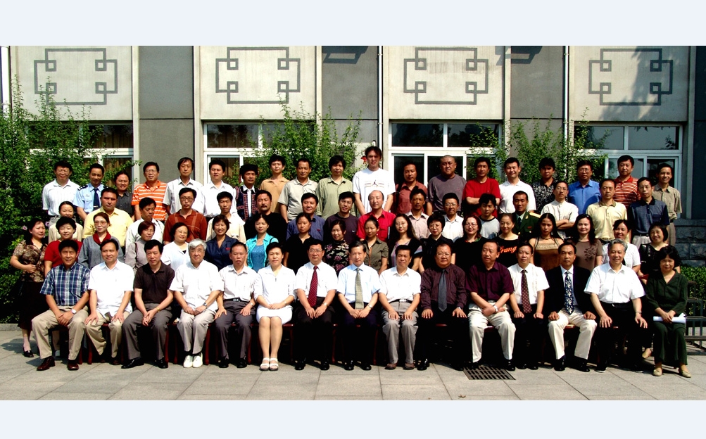 魯迅文學(xué)院第四屆高研班學(xué)員名單　王曉霞　戴雁軍　姬淑喆　陳鐵軍　王延輝　白金聲　空特勒　張　華　周建新　于曉威　包鐵軍　高　晶　崔紅一　李成飛　陳雪鴻　趙艷平　胡冬林　魏光焰　唐　櫻　劉曉平　向啟軍　譚麗娟　韋俊?！∈Y月英　張永祥　哥　布　趙振王　李　騫　何發(fā)昌　祁開虹　何炬學(xué)　旦巴亞爾杰　　　白瑪娜珍　烏力吉巴圖　　　楊洲穎 次仁羅布　趙劍平　羅　勇　沙　戈　阿拉旦·淖爾　才旺瑙乳　　鐵穆爾　　亞生·沙地克　葉爾克西　狄力木拉提　阿力木江·阿不都克力木　扎西班典　平　原　江洋才讓　馬學(xué)功　馬麗華　巴　根
