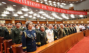 現(xiàn)場(chǎng)奏唱《中國(guó)人民解放軍軍歌》
