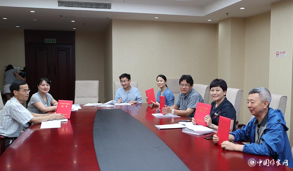 7月24日，全體會(huì)議結(jié)束后，綜合二組召開小組會(huì)議