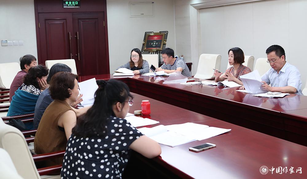 7月24日，全體會(huì)議結(jié)束后，綜合一組召開小組會(huì)議