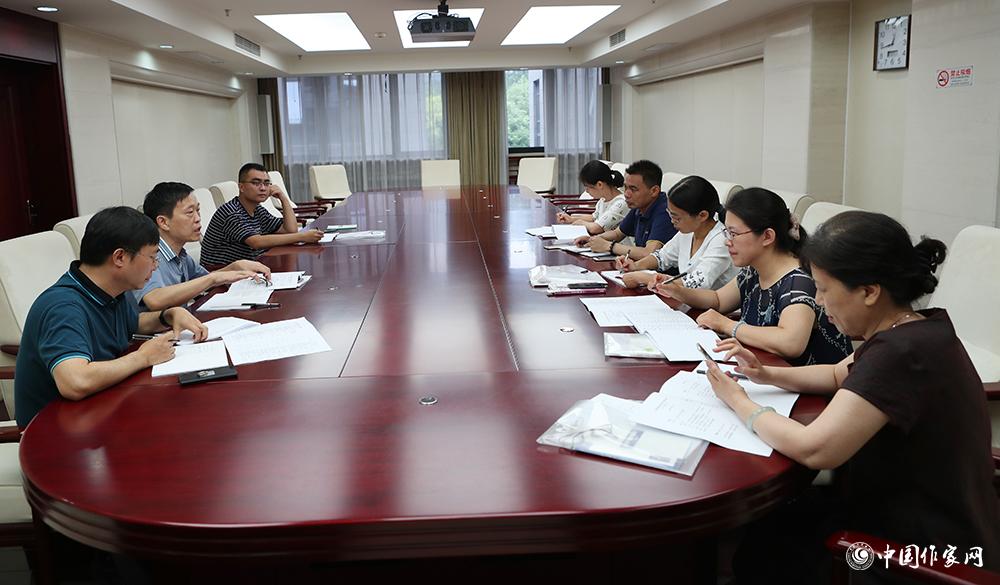 7月24日，全體會(huì)議結(jié)束后，小說二組召開小組會(huì)議