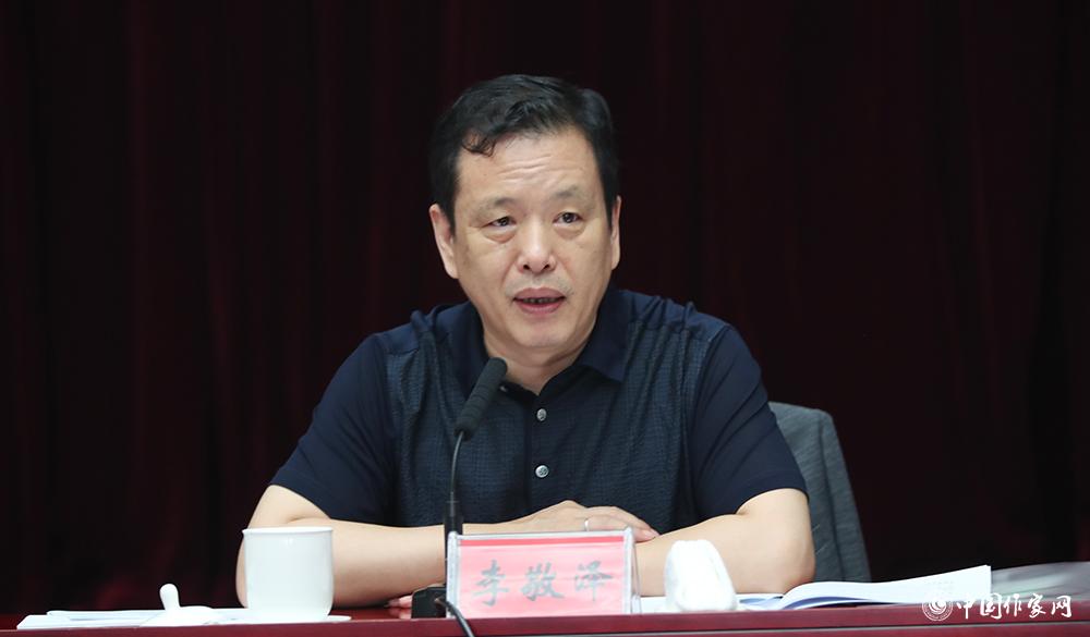 7月24日，李敬澤在第一次全體會(huì)議上就評(píng)獎(jiǎng)條例、評(píng)獎(jiǎng)細(xì)則作說明