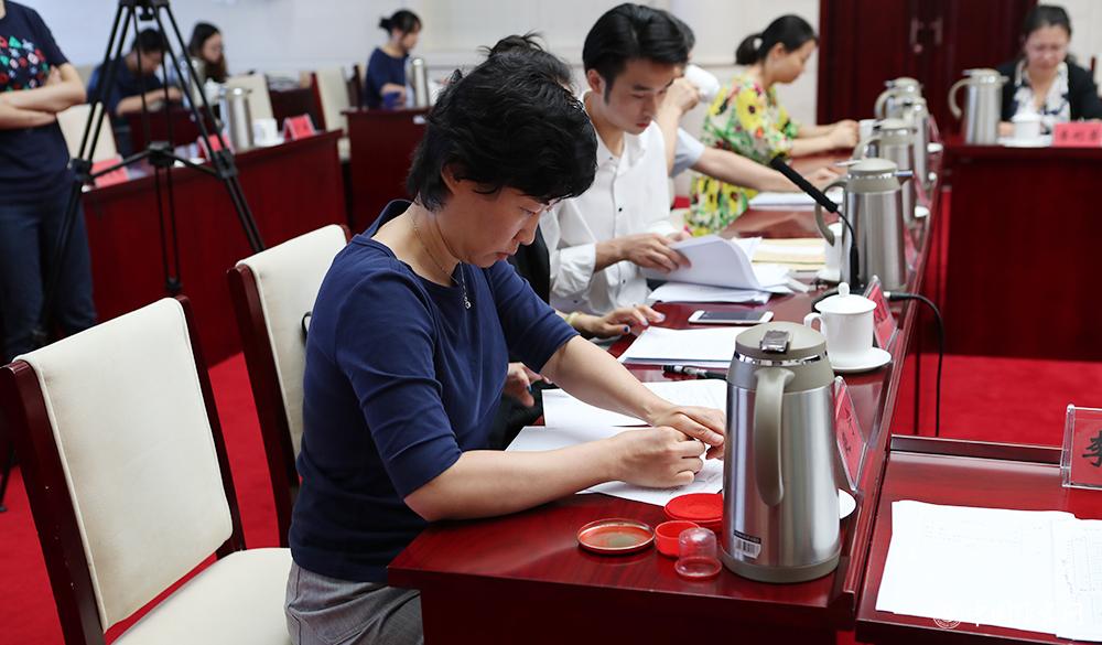 8月4日，紀(jì)律監(jiān)察組人員對(duì)選票結(jié)果蓋章封存