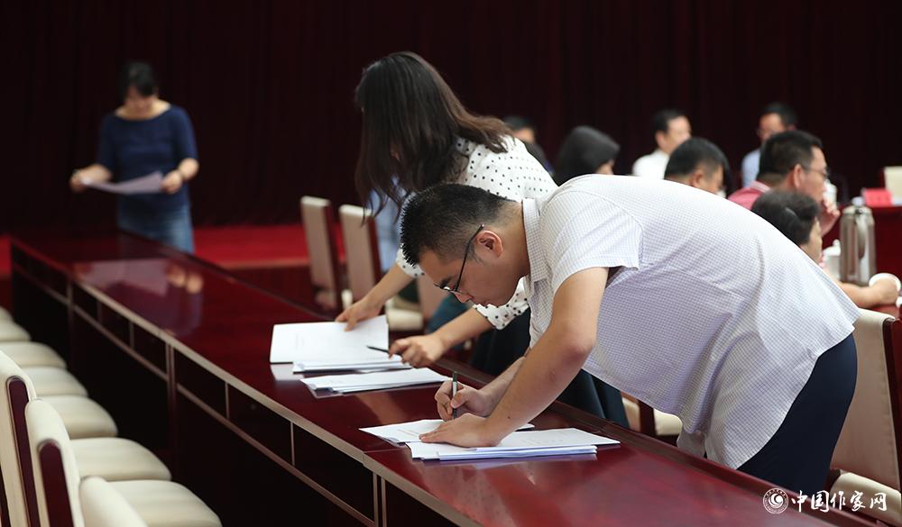 8月4日，第十屆兒獎(jiǎng)評(píng)委會(huì)第六次全體會(huì)議上，聯(lián)絡(luò)員清點(diǎn)收回選票情況
