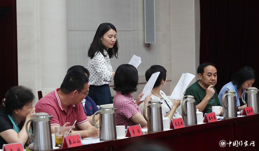 8月4日，第十屆兒獎(jiǎng)評(píng)委會(huì)第六次全體會(huì)議上，聯(lián)絡(luò)員收回選票