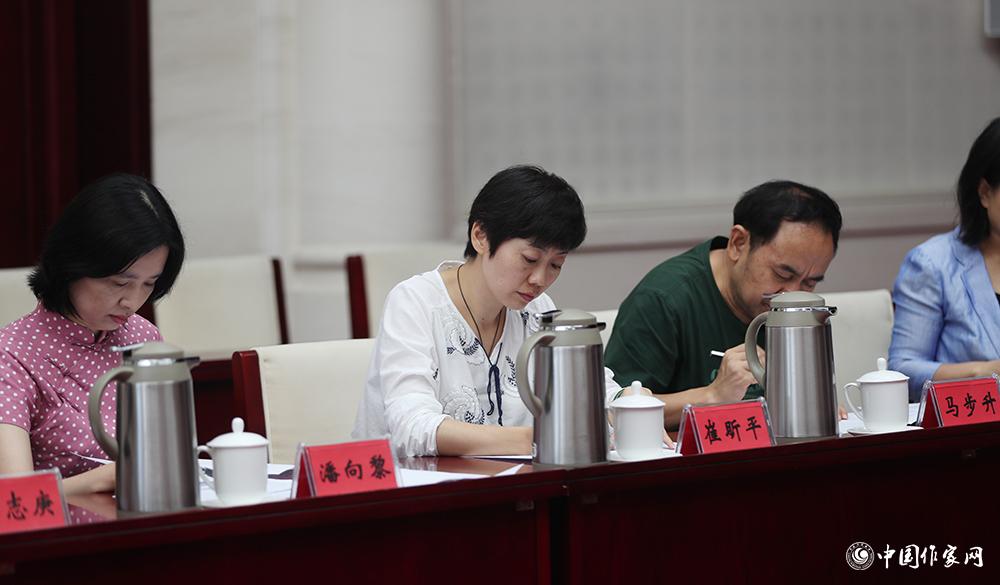 8月4日，第十屆兒獎(jiǎng)評(píng)委會(huì)第六次全體會(huì)議上，評(píng)委填寫選票