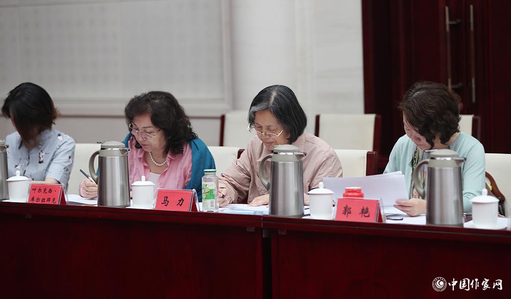 8月4日，第十屆兒獎(jiǎng)評(píng)委會(huì)第六次全體會(huì)議上，評(píng)委填寫選票