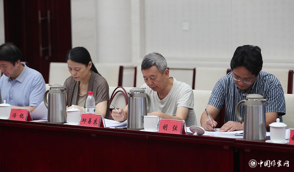 8月4日，第十屆兒獎(jiǎng)評(píng)委會(huì)第六次全體會(huì)議上，評(píng)委填寫選票