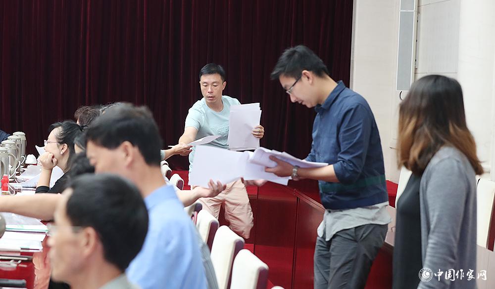 8月4日，第十屆兒獎(jiǎng)評(píng)委會(huì)第六次全體會(huì)議上，聯(lián)絡(luò)員發(fā)放選票