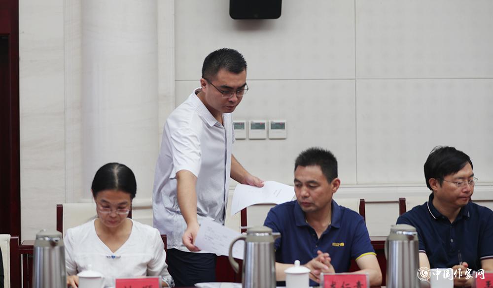 8月4日，第十屆兒獎(jiǎng)評(píng)委會(huì)第六次全體會(huì)議上，聯(lián)絡(luò)員發(fā)放選票