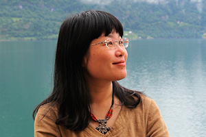 童話：獲獎(jiǎng)作品《水妖喀喀莎》作者：湯湯         獲獎(jiǎng)感言　　如果有一天，我能把童話寫到足夠廣闊和深邃，讓它有大海、星空、森林和荒漠的浩瀚無涯，又有一粒沙子、一朵小花，一顆水珠的細(xì)膩精致；讓它單純又繁復(fù)，五彩繽紛如同萬物生長，讓它如歌又如詩，瑰麗神奇散發(fā)出迷人的氣質(zhì)；讓一切悲傷歡喜幸福痛苦都在童話里相遇，奏出一闕闕生命的交響曲。