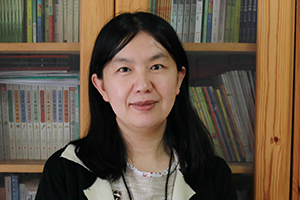 童話：獲獎(jiǎng)作品《小女孩的名字》作者：呂麗娜         獲獎(jiǎng)感言　　在這本書里，我讓我的小女孩安居在童話世界里。這是個(gè)比現(xiàn)實(shí)世界更大更神奇更遼闊的世界。我曾在一篇文章里這樣寫過：當(dāng)一個(gè)小女孩走在路上，她總是一只腳踏在現(xiàn)實(shí)世界，一只腳踏在童話世界里。因?yàn)樾∨⒕褪沁@樣的，心里總是有那么多那么多的幻想，和那么多那么多的詩意，所以小女孩最適合住在童話故事里。