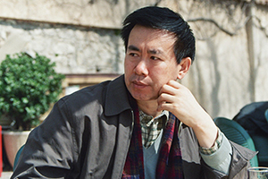 小說：獲獎(jiǎng)作品《尋找魚王》作者：張煒         獲獎(jiǎng)感言　　我的《尋找魚王》不過是連綴了幾個(gè)真實(shí)的故事，因?yàn)樵趶?fù)雜驚心的現(xiàn)實(shí)面前，杜撰往往顯得虛弱和蒼白。其中的一個(gè)魚王今天仍然生活在沭河岸邊，另一個(gè)早就遁入深山，只把令人慨嘆的傳奇留下。我曾經(jīng)去探尋他們的蹤跡，鉆進(jìn)過大山深處曲折神秘的居所，那是悍勇倔強(qiáng)的老人們待過的地方……