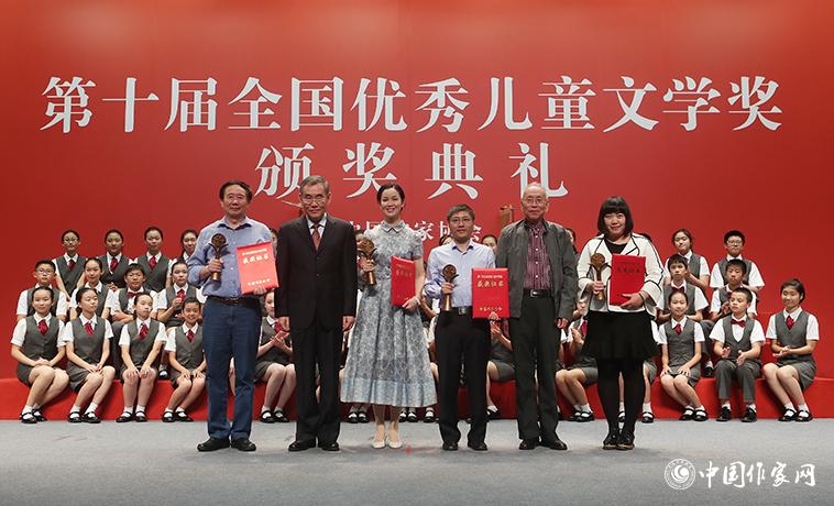 錢小芊、金波為小說獲獎(jiǎng)?wù)哳C獎(jiǎng)