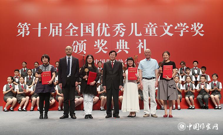 庹震、吳義勤、海飛為童話獲獎(jiǎng)?wù)哳C獎(jiǎng)
