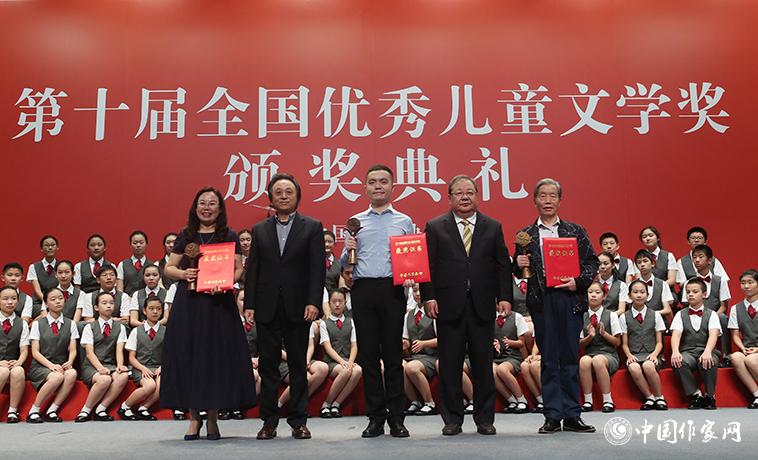 吉狄馬加、王泉根為詩歌、幼兒文學(xué)獲獎(jiǎng)?wù)哳C獎(jiǎng)