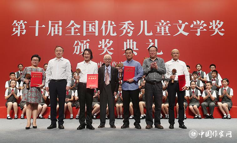 高洪波、孟祥林、樊發(fā)稼為散文、報(bào)告文學(xué)、科幻文學(xué)獲獎(jiǎng)?wù)哳C獎(jiǎng)