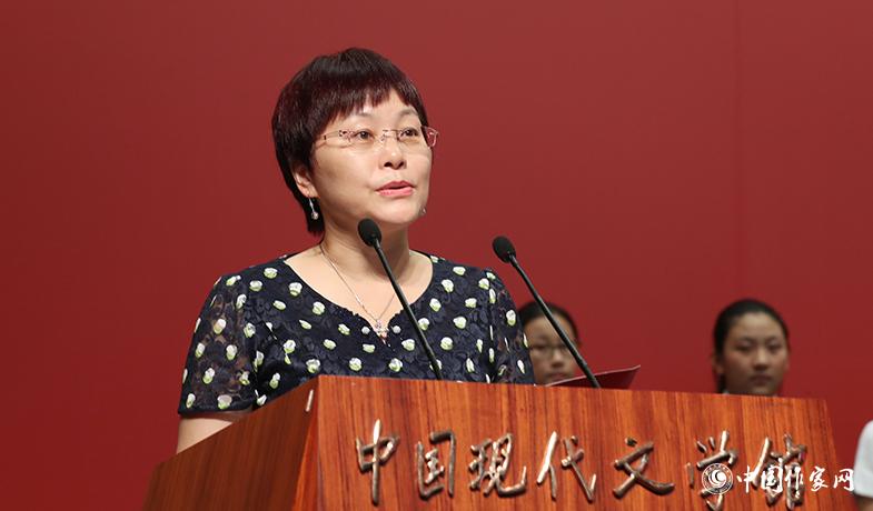 湯素蘭在頒獎(jiǎng)典禮上宣讀獲獎(jiǎng)詩歌、幼兒文學(xué)授獎(jiǎng)辭